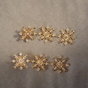 Dangling snowflake earrings